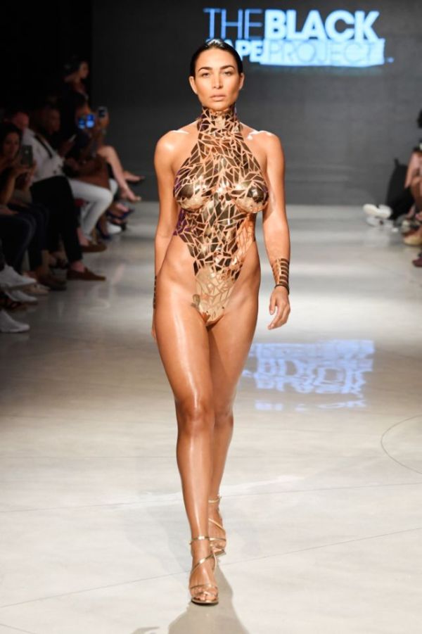 Пикантная коллекция бикини из клейкой ленты