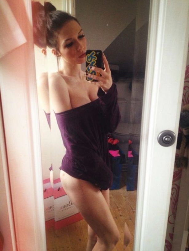 Девушки фотографируют сами себя