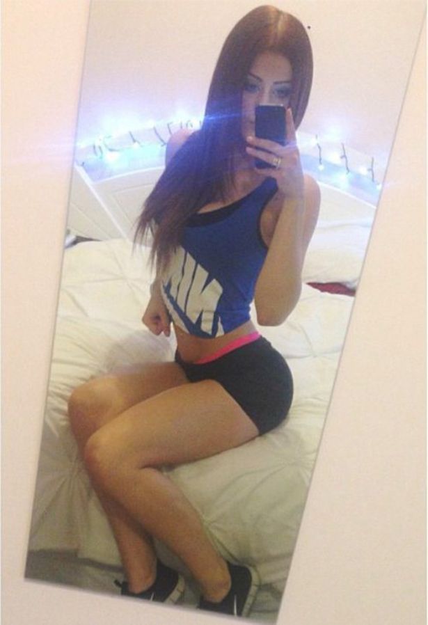 Девушки фотографируют сами себя