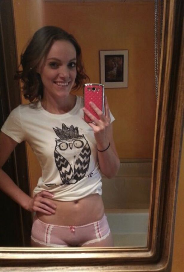 Девушки фотографируют сами себя