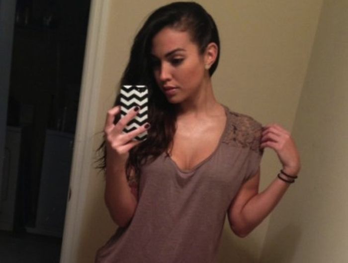 Девушки фотографируют сами себя