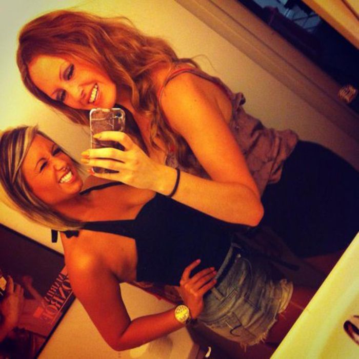 Девушки фотографируют сами себя