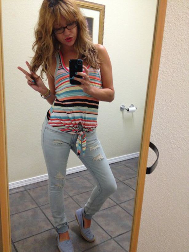 Девушки фотографируют сами себя