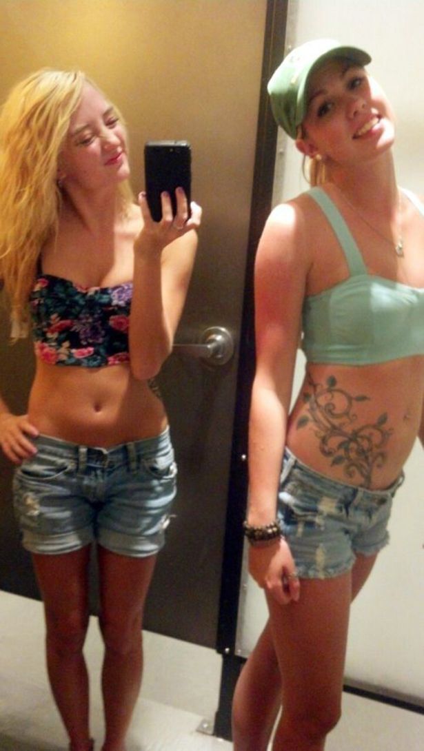 Девушки фотографируют сами себя