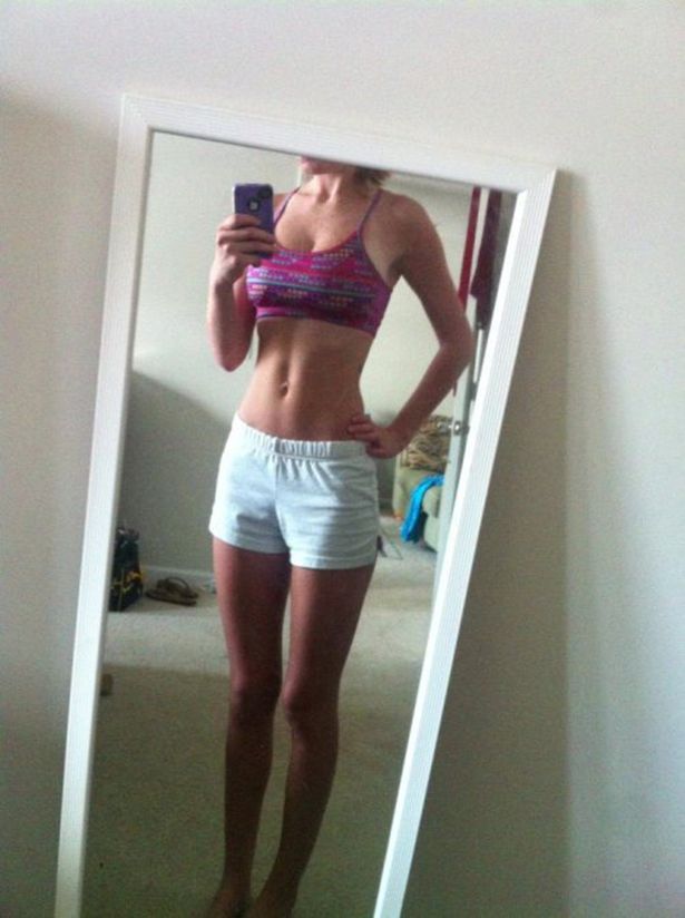 Девушки фотографируют сами себя