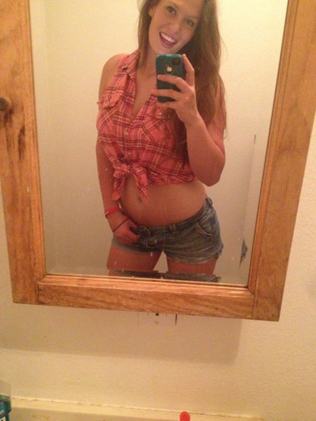 Девушки фотографируют сами себя