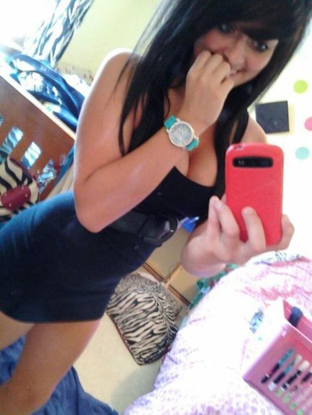 Девушки фотографируют сами себя