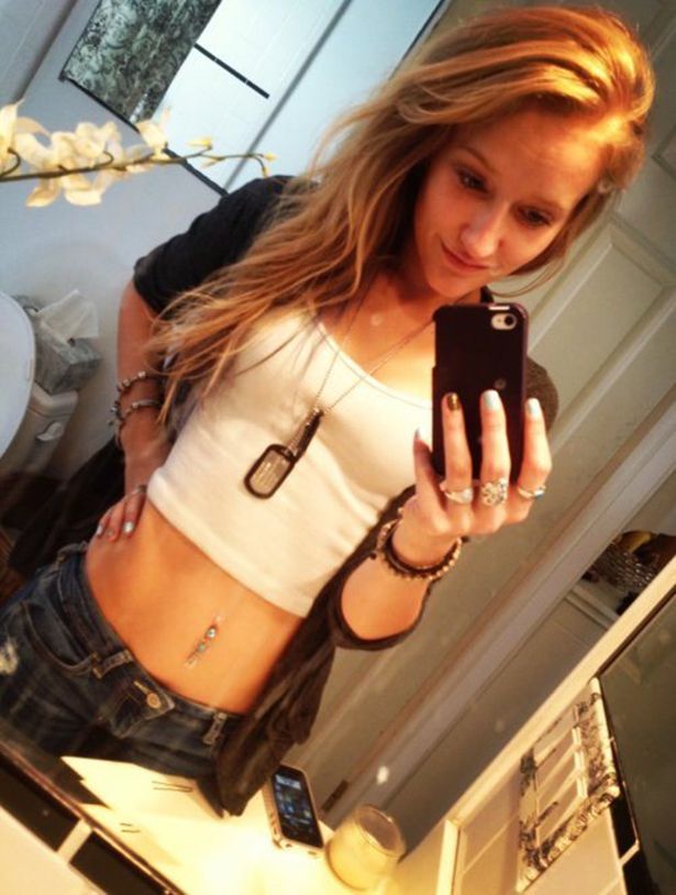 Девушки фотографируют сами себя