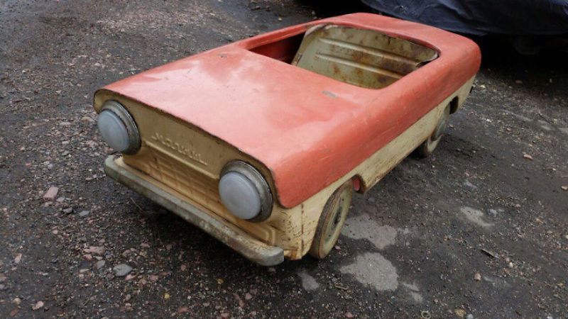 Мастер из Нальчика превращает старые советские машинки в шедевры детского автопрома