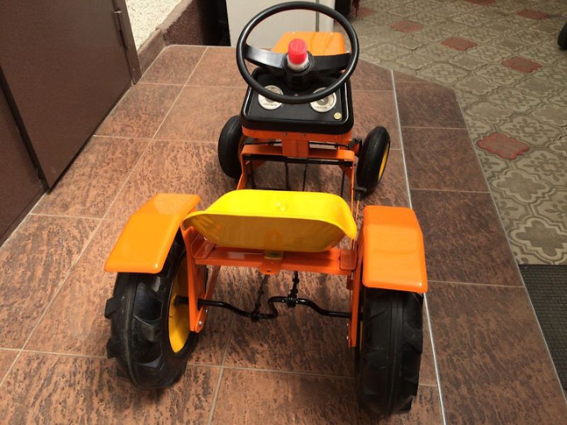 Мастер из Нальчика превращает старые советские машинки в шедевры детского автопрома