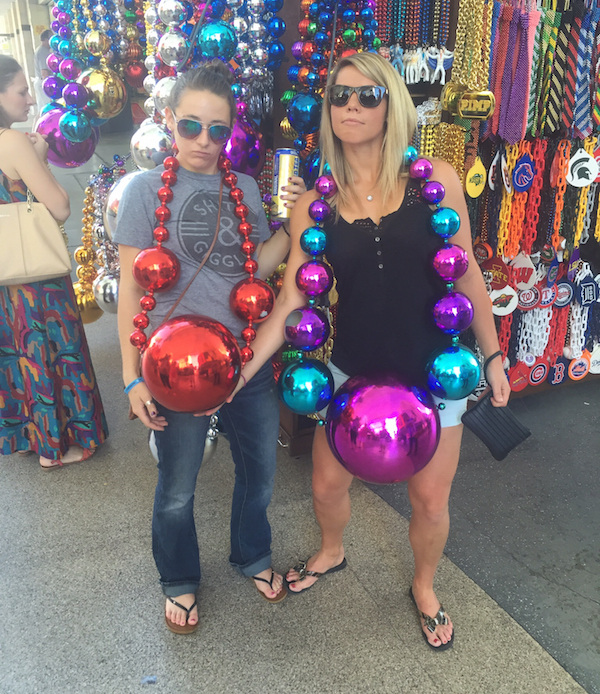 Девчонки дурачатся