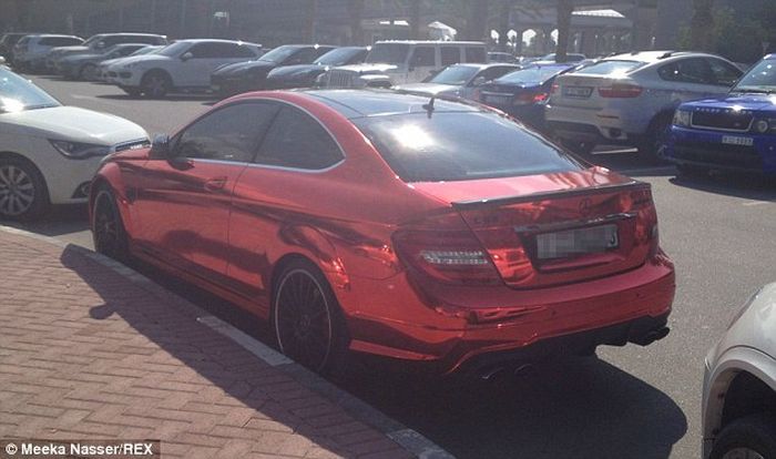 На парковке возле университета в Дубае