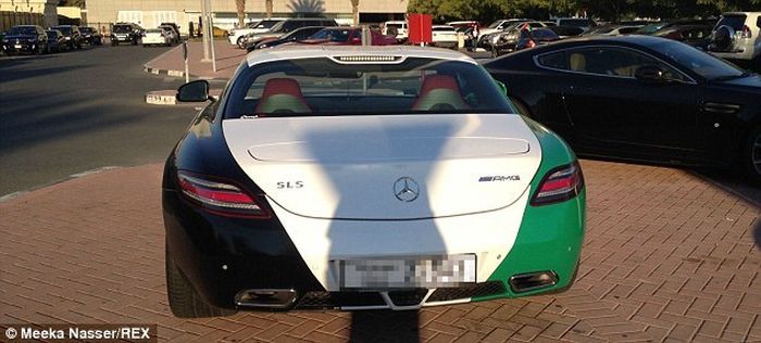 На парковке возле университета в Дубае