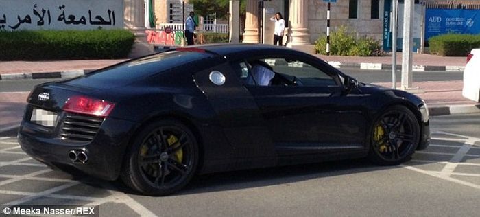 На парковке возле университета в Дубае