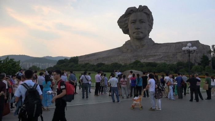 Самая большая в мире голова Мао напоминает пародию на египетского сфинкса