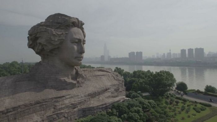 Самая большая в мире голова Мао напоминает пародию на египетского сфинкса