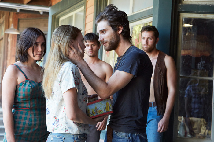 Кровные узы. Пользователи Интернета рассказывают о своих самых мрачных, темных и шокирующих семейных секретах Кровные узы. Пользователи Интернета рассказывают о своих самых мрачных, темных и шокирующих семейных секретах