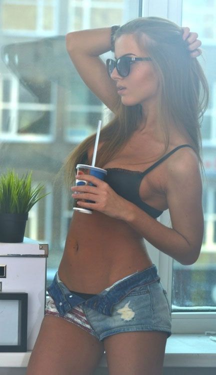 Девушки в бикини (46 фото)