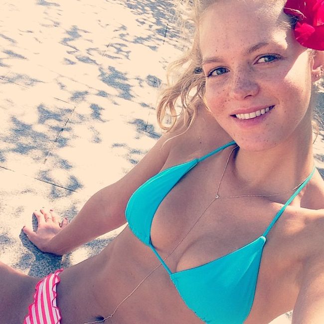 Девушки в бикини (46 фото)