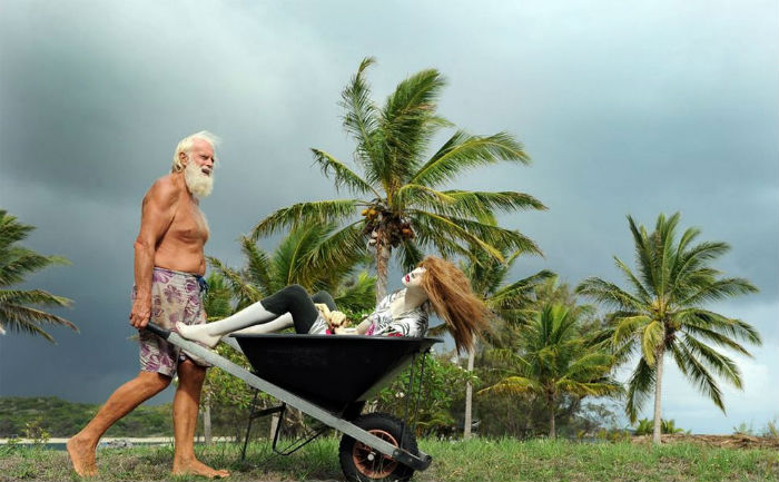 Разорившийся австралийский миллионер уже 20 лет живет один на необитаемом острове Разорившийся австралийский миллионер уже 20 лет живет один на необитаемом острове