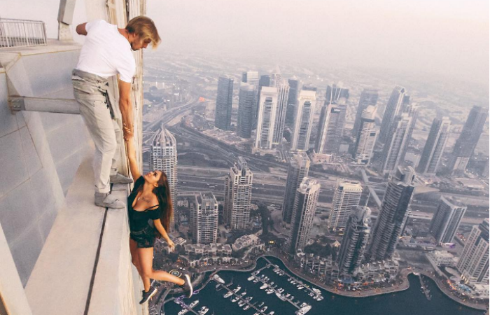 Петербургская модель ради эффектных фото повисла на крыше небоскреба без страховки