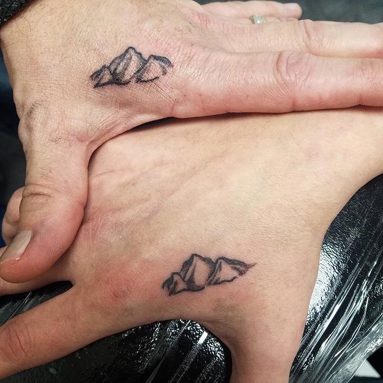 15 крошечных парных татуировок, сделанных влюблёнными парами