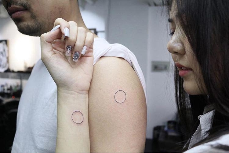 15 крошечных парных татуировок, сделанных влюблёнными парами