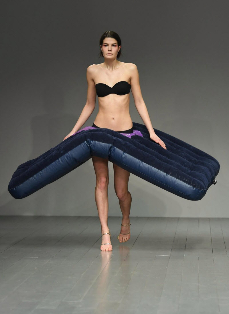 Платья-презервативы и юбки из матрасов показали на Неделе моды в Лондоне