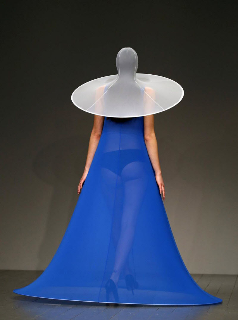 Платья-презервативы и юбки из матрасов показали на Неделе моды в Лондоне