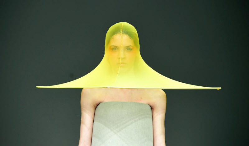 Платья-презервативы и юбки из матрасов показали на Неделе моды в Лондоне