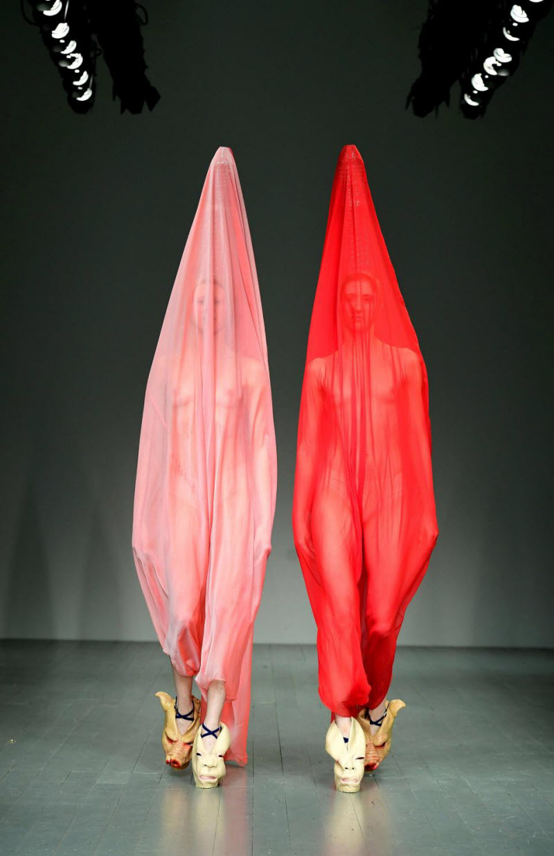 Платья-презервативы и юбки из матрасов показали на Неделе моды в Лондоне