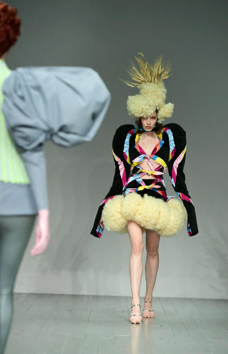 Платья-презервативы и юбки из матрасов показали на Неделе моды в Лондоне