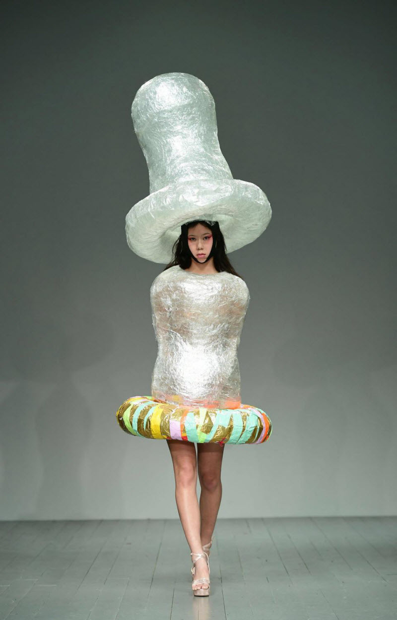 Платья-презервативы и юбки из матрасов показали на Неделе моды в Лондоне