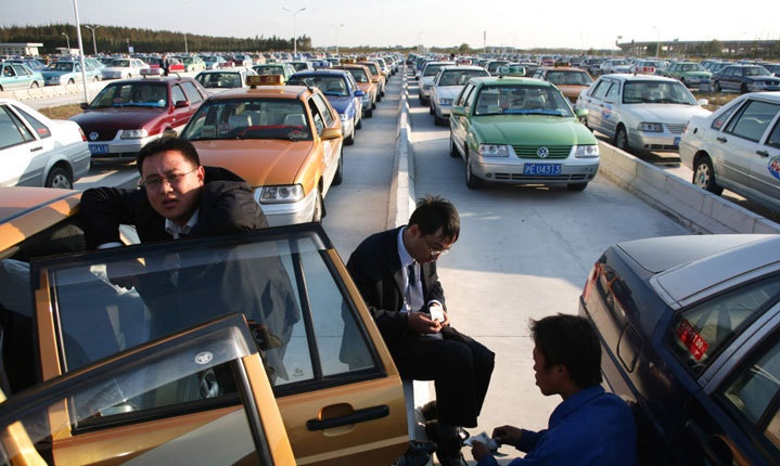 Дураки и дороги. Парочка очень странных и забавных вещей, которые стали причиной нехилых автомобильных пробок