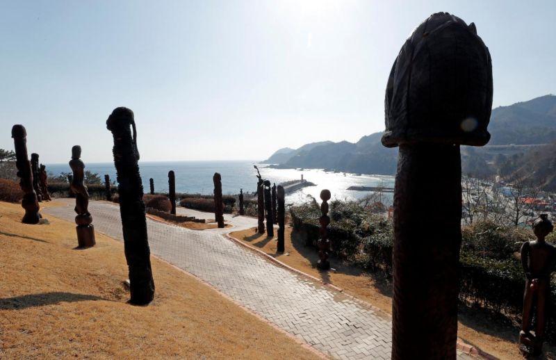 Гости Олимпиады ринулись в южнокорейский парк пенисов