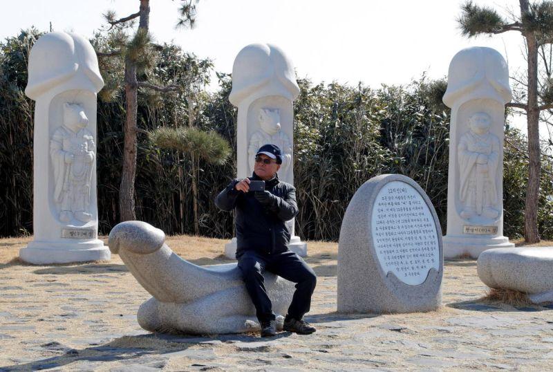 Гости Олимпиады ринулись в южнокорейский парк пенисов