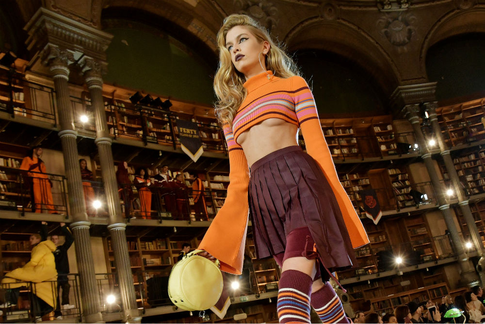 Декольте-перевертыш – новая модная тенденция