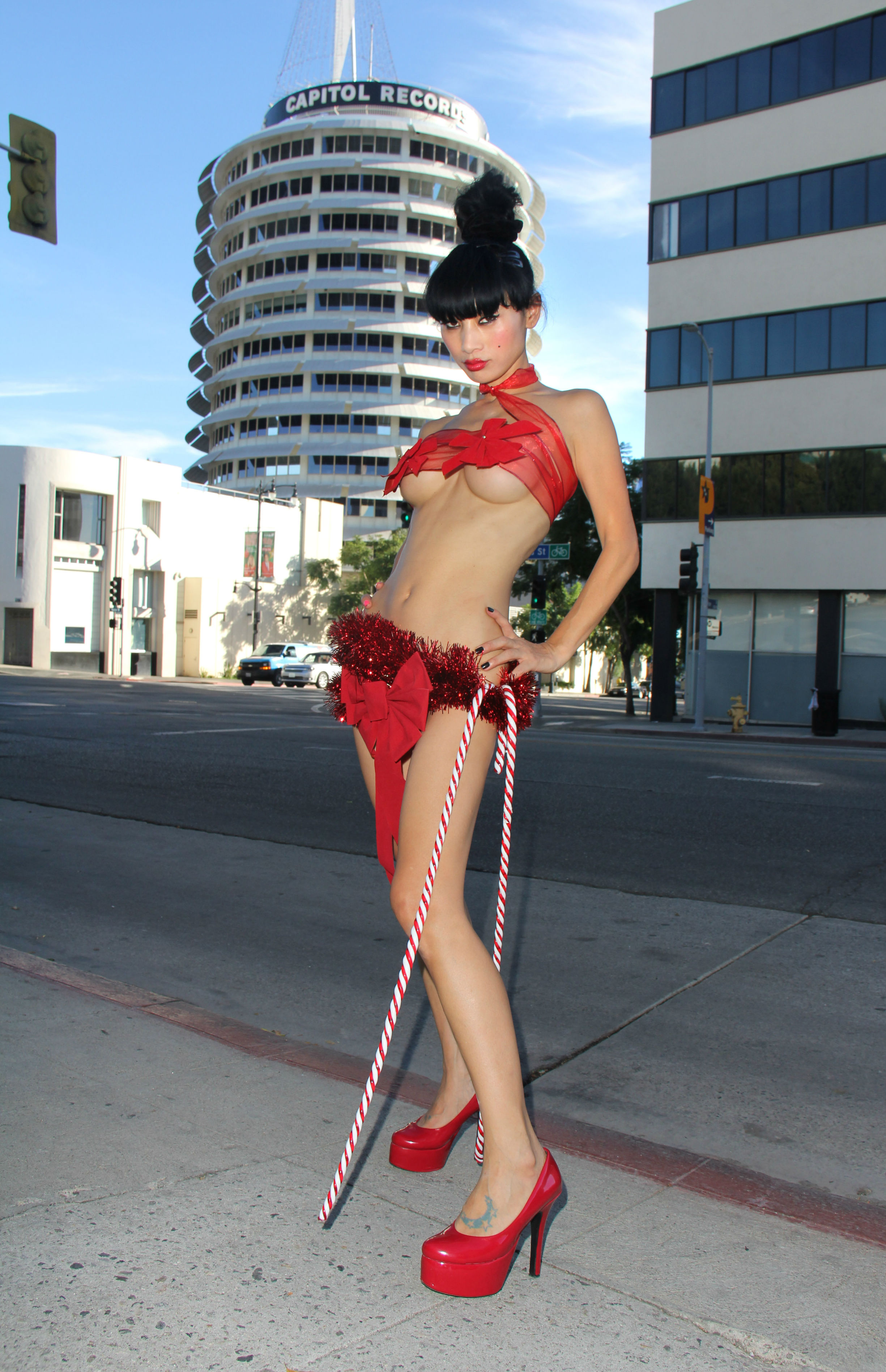 Декольте-перевертыш – новая модная тенденция