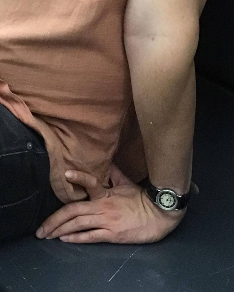 Причудливые руки пассажиров метро