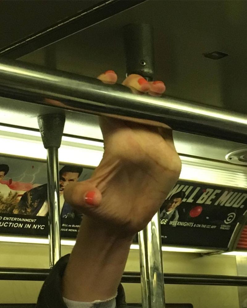 Причудливые руки пассажиров метро