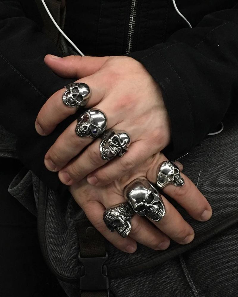 Причудливые руки пассажиров метро