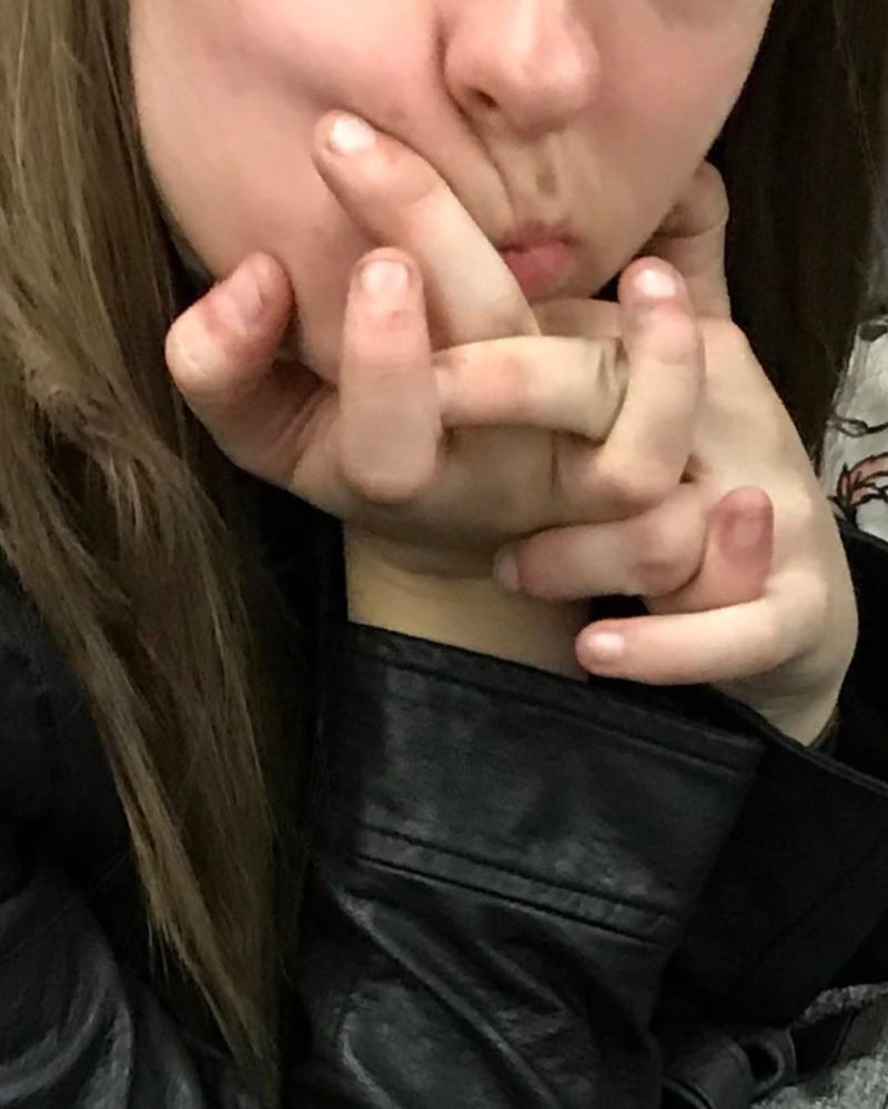 Причудливые руки пассажиров метро