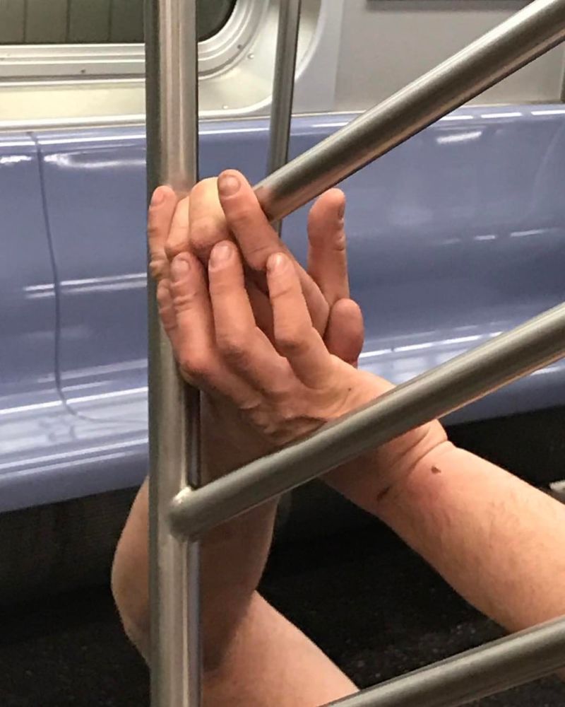 Причудливые руки пассажиров метро