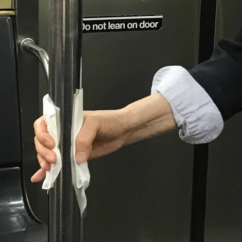 Причудливые руки пассажиров метро