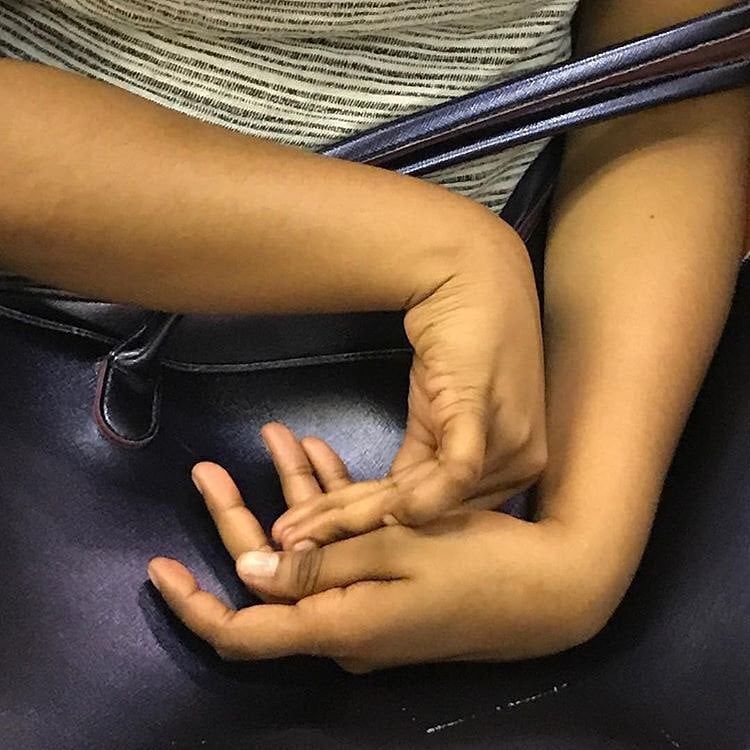 Причудливые руки пассажиров метро