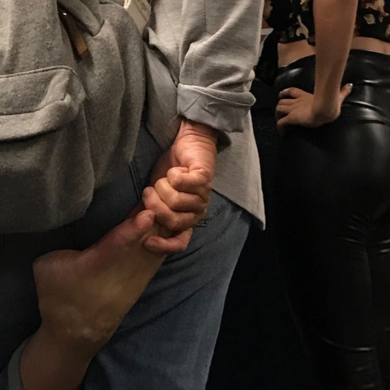 Причудливые руки пассажиров метро