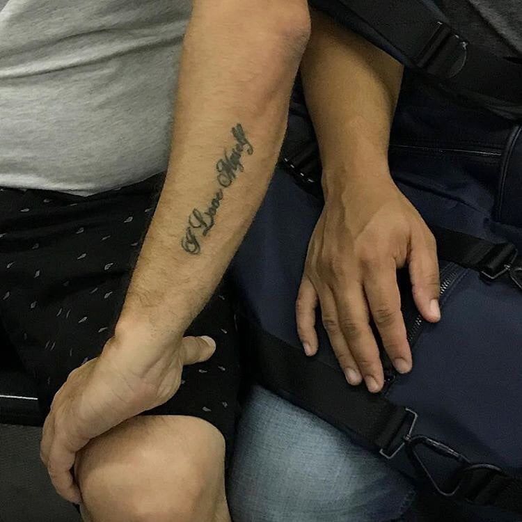 Причудливые руки пассажиров метро