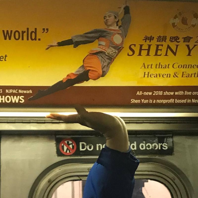 Причудливые руки пассажиров метро