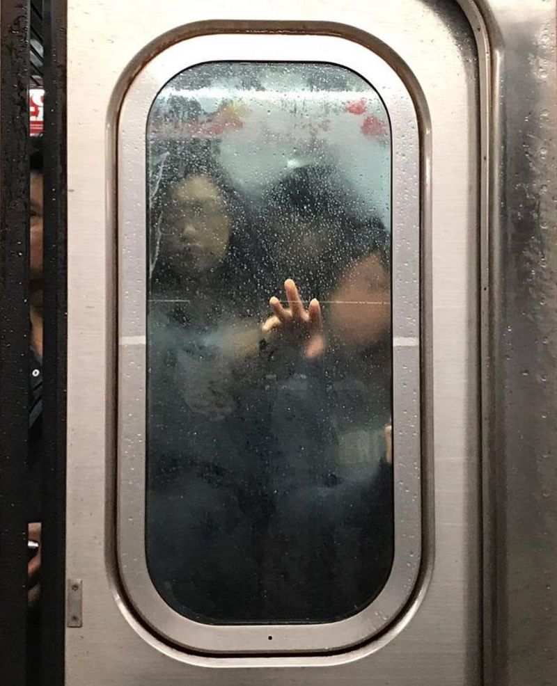 Причудливые руки пассажиров метро