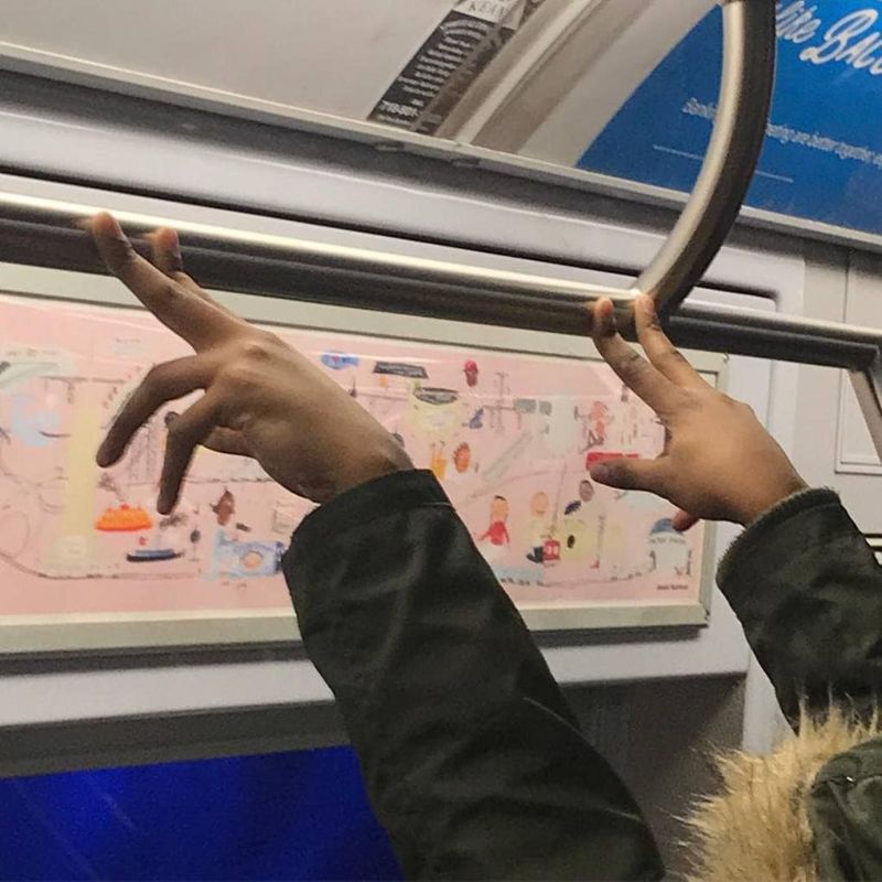 Причудливые руки пассажиров метро